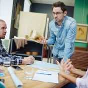 عقلية ريادي: الدوافع النفسية لنجاح المشاريع الناشئة