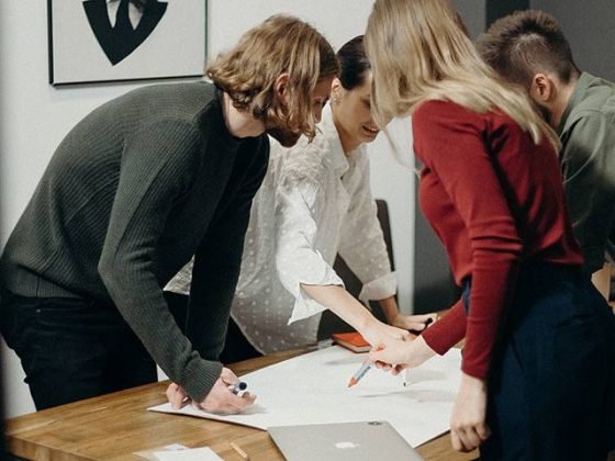 أبحاث السوق بميزانية محدودة: دليلك الكامل للأدوات والتقنيات المجانية