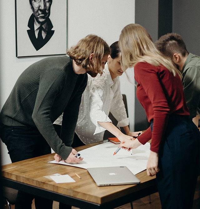 أبحاث السوق بميزانية محدودة: دليلك الكامل للأدوات والتقنيات المجانية